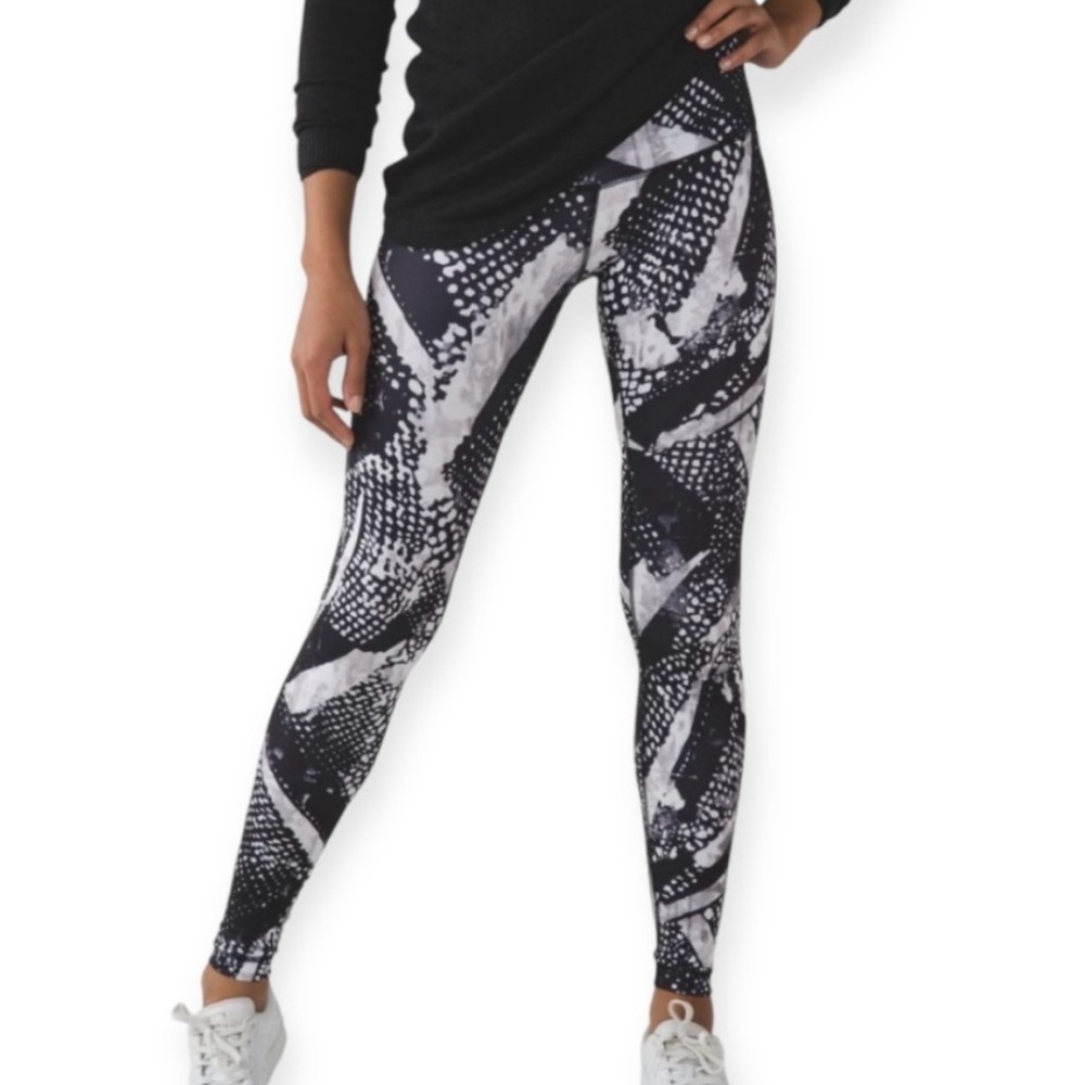#45  Lululemon Black/white funky fun print  Yoga Leggings (full length) size 6